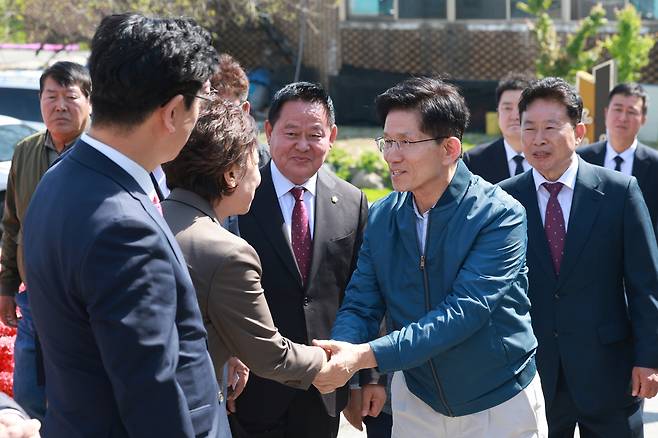 김문수 국민의힘 대선 후보가 지난 4일 한센인 마을인 경기 포천시 장자마을을 방문해 지지자 및 주민들과 인사하고 있다. 연합뉴스