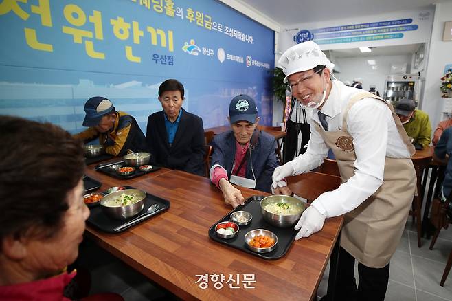 광주 광산구 천원한끼 우산점에서 박병규 광산구청장이 손님들에게 음식을 내오고 있다. 이 식당은 콩나물국밥을 취약계층에는 1000원, 일반인들에게는 3000원에 판다. 광산구 제공.