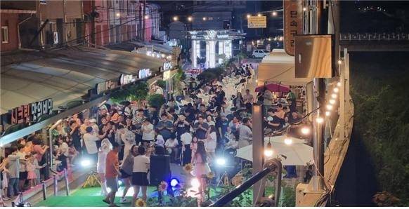 강원도를 찾은 방문객들이 주말 야시장을 둘러보고 있다. 강원도 제공=연합뉴스.