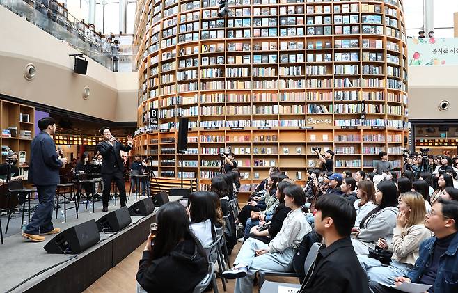 6일 서울 강남구 스타필드 코엑스몰 별마당도서관에서 열린 서울시뮤지컬단 신작 <더 퍼스트 그레잇 쇼> 프리뷰 쇼에서 박성훈 배우((오른쪽)가 이승재 배우와 함께 ‘예술적으로’를 부르고 있다. 연합뉴스