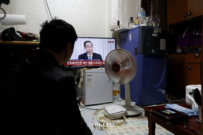 5월 연휴 마지막 날인 6일 서울 용산구 동자동 쪽방촌에서 한 주민이 뉴스를 시청하고 있다.  문재원 기자