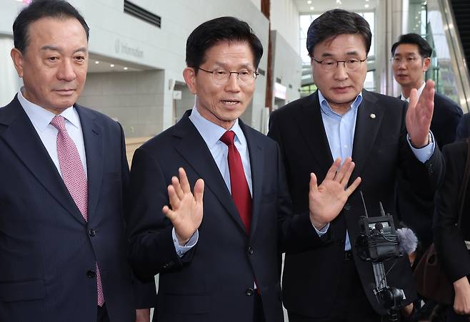 김문수 국민의힘 대선 후보(가운데)가 6일 아시아태평양경제협력체(APEC) 회의장인 경북 경주시 경주화백컨벤션센터에서 무소속 한덕수 대선 예비후보와의 단일화 압박에 반발하며 후보 일정 중단을 선언하고 있다. 김 후보 양 옆으로는 엄태영·김대식 의원. 연합뉴스