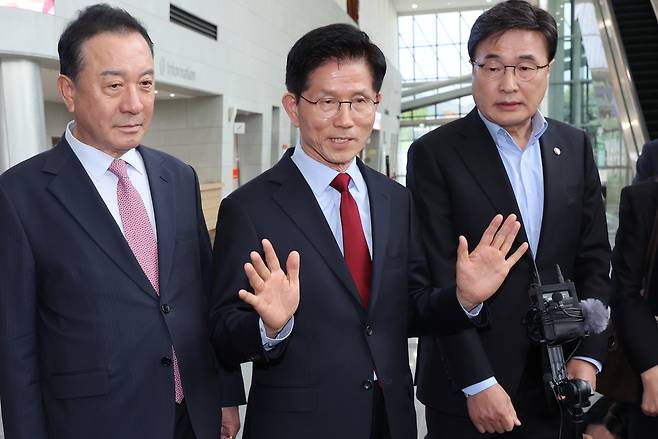 김문수 국민의힘 대선 후보가 6일 경북 경주시 경주화백컨벤션센터에서 한덕수 무소속 대선 예비후보와의 단일화 압박에 반발하며 후보 일정 중단을 선언하고 있다. 왼쪽부터 엄태영 의원, 김 후보, 김대식 의원. 연합뉴스