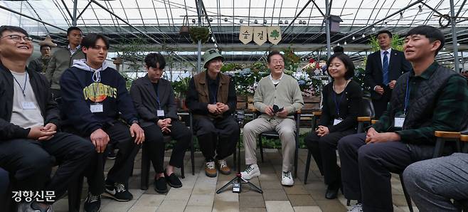 충북 청년 농업인 간담회서 “너무 털어 먼지는 안 나고 아파” 이재명 더불어민주당 대선 후보가 ‘경청투어’를 이어간 6일 충북 보은군 화훼농원 숲결에서 청년 농업인들과 간담회를 하고 있다. 보은 | 성동훈 기자