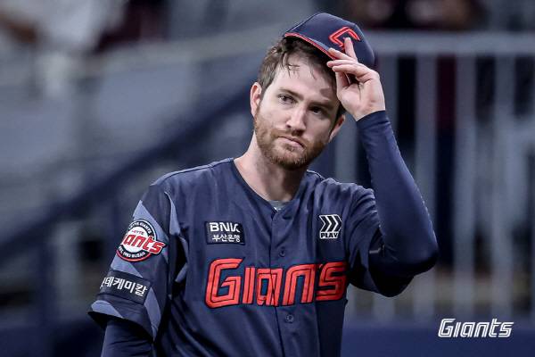 지난 5일 어깨 통증으로 1군에서 빠진 롯데 1선발 찰리 반즈가 왼쪽 견갑하근 손상 진단을 받았다. 반즈는 오는 8일 서울 소재 병원에서 정밀 진단을 받을 예정이다. 롯데 자이언츠 제공