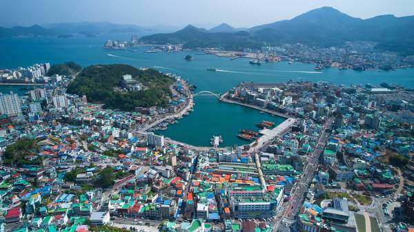 경남 통영시의 중심항으로 한때 ‘통영 명동거리’로 불리웠던 강구안 상권이 옛 명성을 되찾을 지 주목된다. 시는 91억 원을 투입해 2030년까지 중앙동 강구안 일원을 중심으로 체류형 문화 상권 클러스터를 조성한다. 사진은 통영시 강구안 일원. 통영시 제공