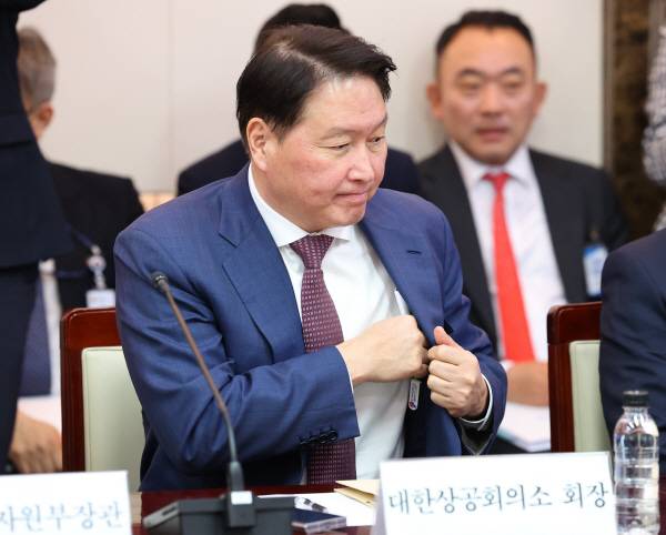 최태원 대한상공회의소 회장이 지난달 17일 정부서울청사에서 열린 제6차 2025년 아시아태평양경제협력체(APEC) 정상회의 준비위원회에 참석해 있다. 대통령실통신사진기자단=연합뉴스