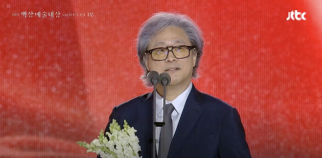 Auteur Park Chan-wook delivers his acceptance speech after receiving the Best Screenplay award at the 61st Baeksang Arts Awards on Monday. (Screenshot from JTBC broadcast)