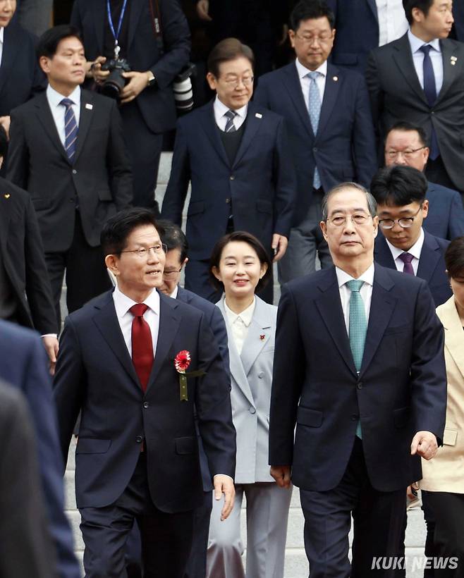 더불어민주당 이재명 대선 후보와 국민의힘 김문수 대선 후보, 무소속 한덕수 예비후보가 5일 서울 조계사에서 열린 부처님 오신 날 봉축법요식에 나란히 참석하고 있다. 쿠키뉴스 자료사진