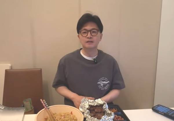 5일 밤 라이브 방송하는 한동훈 전 국민의힘 대표. 유튜브 채널 ‘한동훈’ 영상 캡처