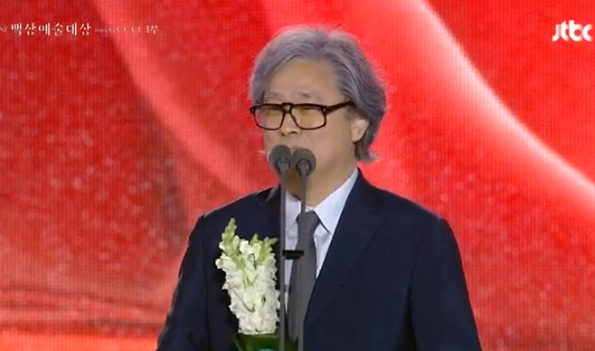 지난 5일 서울 강남구 코엑스에서 열린 제61회 백상예술대상 시상식 무대에 오른 박찬욱 감독. JTBC 방송 캡처