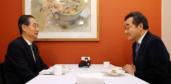 6일 서울 중구 컨퍼런스하우스달개비에서 무소속 한덕수 대선 예비후보와 이낙연 전 국무총리가 오찬 회동을 하고 있다. 공동취재사진