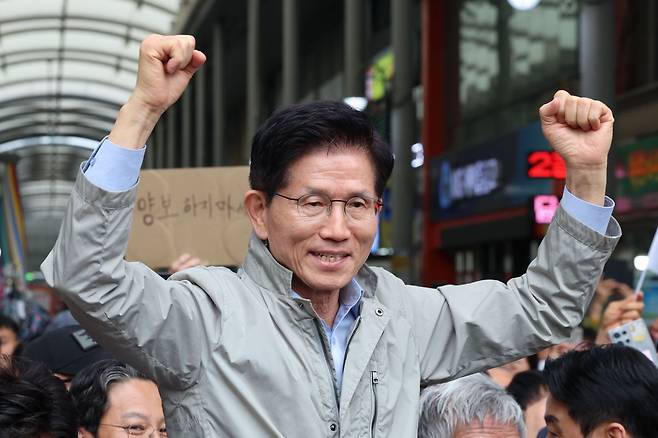 김문수 국민의힘 대선 후보가 6일 경북 포항시 죽도시장을 방문해 시민들에게 인사하고 있다. 뉴시스