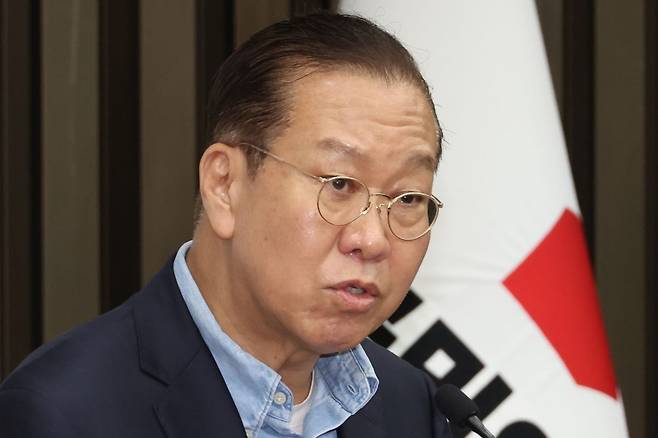 권영세 국민의힘 비상대책위원장이 6일 서울 여의도 국회에서 열린 의원총회에서 후보 단일화를 촉구하고 있다. 연합뉴스