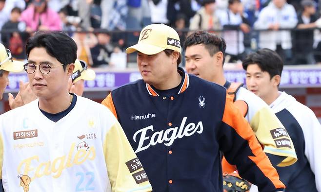 한화 이글스 류현진(가운데)이 6일 대전 한화생명볼파크에서 열린 삼성 라이온즈와의 2025 프로야구 KBO리그 경기를 마친 뒤 기뻐하고 있다. 한화는 이날 승리로 시즌 두 번째 8연승을 장식했다. 연합뉴스