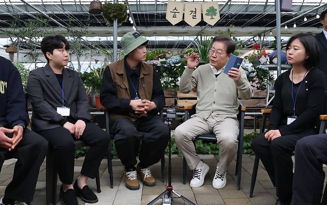 이재명 더불어민주당 대선후보가  6일 충북 보은군 화훼농원 숲결에서 청년 농업인들과 간담회를 하고 있다. 공동취재