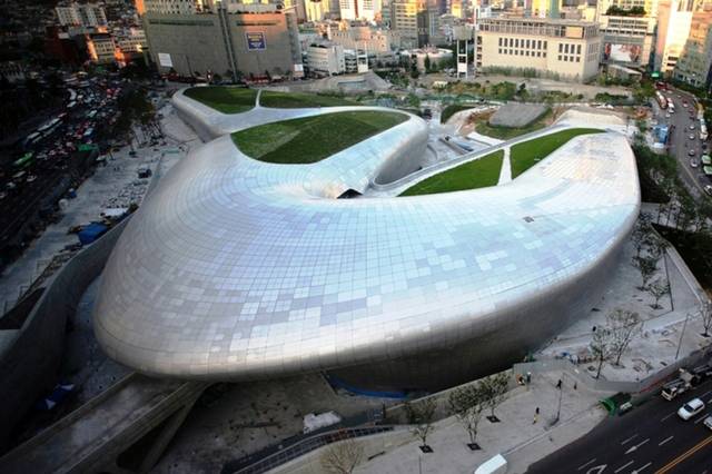 동대문디자인플라자(DDP) 전경 모습. DDP는 건축 기간 내내 비판에 시달렸지만 지난해 누적 방문객이 1억명을 넘어설 정도로 서울의 랜드마크로 자라잡았다. 서울시 제공