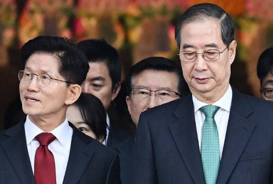 국민의힘 김문수 대선후보(왼쪽)와 무소속 한덕수 대선 예비부호가 지난 5일 부처님오신날을 맞아 조계사를 방문했다. 연합뉴스