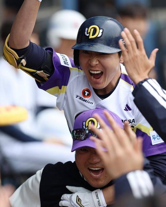 홈런 친 정수빈을 업은 박석민 두산 타격코치. 사진[연합뉴스]