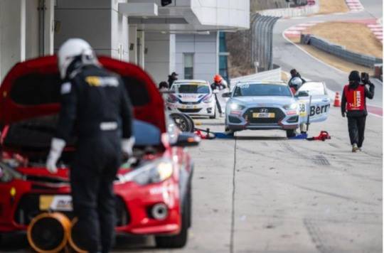 피트 스톱을 통해 차량을 정비하는 모습. 사진[연합뉴스]