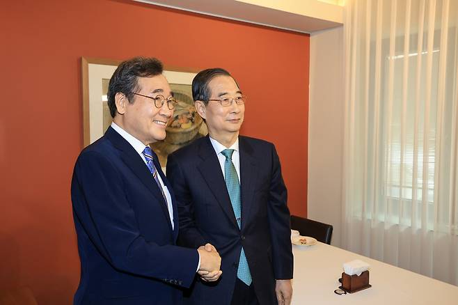 서울 중구 컨퍼런스하우스달개비에서 무소속 한덕수 대선 예비후보와 이낙연 전 국무총리가 오찬 회동을 하기 전 악수하고 있다.