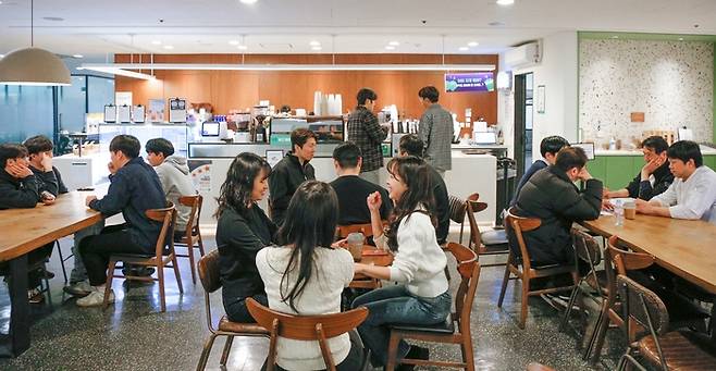 현대그린푸드가 운영 중인 사내카페에서 고객사 임직원들이 식사를 마치고 카페를 이용하고 있는 모습. [사진제공=현대그린푸드]