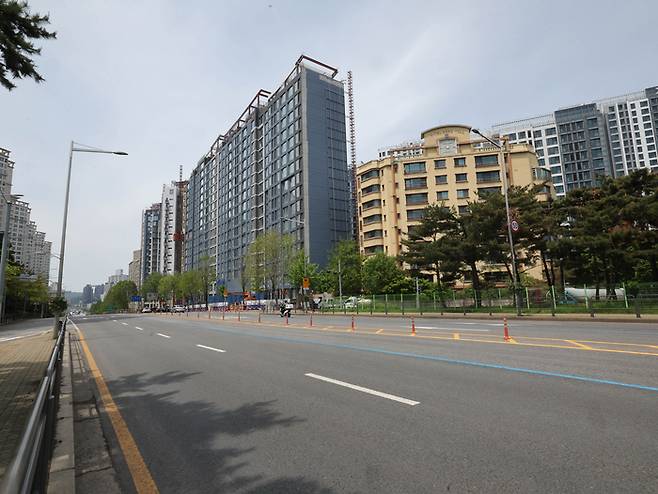 ‘1+1’ 분양을 포기해 재건축 단지 규모를 275가구에서 251가구로 줄인 신반포21차(오티에르 반포) <이충우 기자>