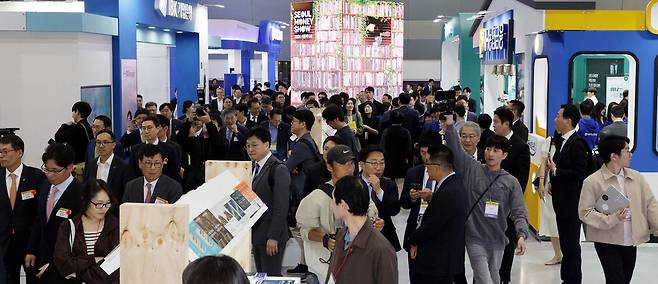 2024 서울머니쇼 행사 첫째 날인 5월 9일 서울 강남구 코엑스 행사장이 참석자들로 북적이고 있다.  매경DB