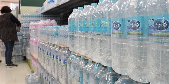 서울 용산구 한 대형마트 내 생수 판매대. [사진 출처 = 연합뉴스]