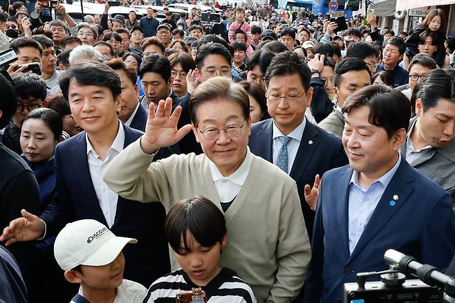 이재명 더불어민주당 대통령 후보가 골목골목 경청투어 이틀차인 6일 오후 충남 금산군 금산로를 찾아 인사하고 있다. 뉴스1