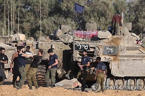 가자 인근에 주둔 중인 이스라엘 병사들. [AFP=연합뉴스]