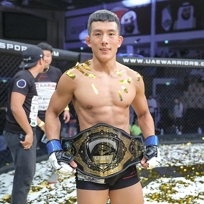 이도겸이 2019년 10월 아랍에미리트 아부다비 무바달라 아레나에서 UFC 출신 롤란도 다이를 제압하여 UAEW 페더급 챔피언으로 등극한 후 기념 촬영을 하고 있다. 사진=UAE Warriors