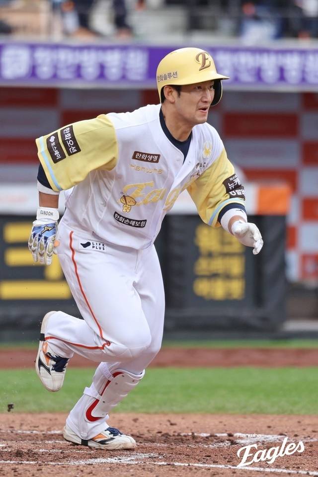 최재훈이 6일 대전 삼성전에서 안타를 친 뒤 1루로 향하고 있다. 사진=한화 제공