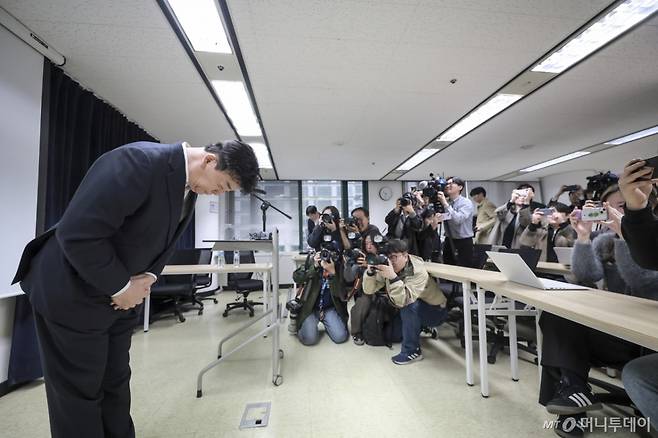 [서울=뉴시스] 정병혁 기자 = 백종원 더본코리아 대표가 28일 서울 서초구의 한 회의공간에서 열린 더본코리아 주주총회에서 취재진에게 인사를 하고 있다. 2025.03.28. jhope@newsis.com /사진=정병혁