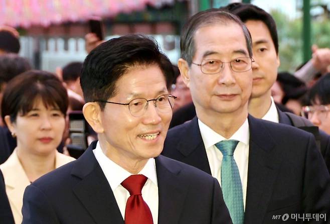 [서울=뉴시스] 최진석 기자 = 김문수 국민의힘 대선 후보와 한덕수 무소속 대선 예비후보가 5일 서울 종로구 조계사에서 열린 부처님오신날 봉축법요식에 참석하고 있다. (대통령실통신사진기자단) 2025.05.05. myjs@newsis.com /사진=최진석