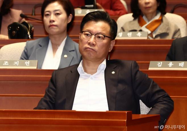 (서울=뉴스1) 김민지 기자 = 이양수 국민의힘 사무총장이 5일 서울 여의도 국회에서 열린 의원총회에서 권성동 원내대표의 발언을 듣고 있다. 2025.5.5/뉴스1  Copyright (C) 뉴스1. All rights reserved. 무단 전재 및 재배포,  AI학습 이용 금지. /사진=(서울=뉴스1) 김민지 기자