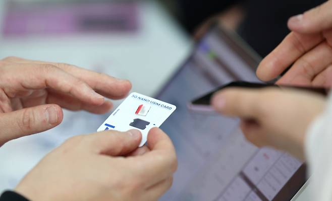 6일 오전 인천국제공항에 설치된 SKT 부스에서 직원이 유심을 교체하고 있다. /사진=뉴스1