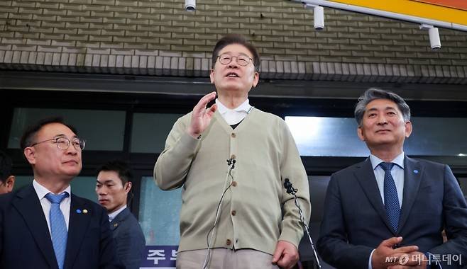 (영동=뉴스1) 안은나 기자 = 이재명 더불어민주당 대통령 후보가 골목골목 경청투어 이틀차인 6일 오후 충북 영동군 영동중앙시장을 찾아 즉흥 연설을 하고 있다. 2025.5.6/뉴스1  Copyright (C) 뉴스1. All rights reserved. 무단 전재 및 재배포,  AI학습 이용 금지. /사진=(영동=뉴스1) 안은나 기자