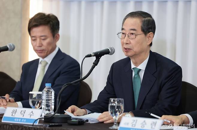 한덕수 무소속 대통령선거 예비후보가 6일 서울 중구 코리아나호텔에서 열린 관훈토론회에서 기조연설을 하고 있다.  2025.5.6/사진=뉴스1 /사진=(서울=뉴스1) 국회사진취재단