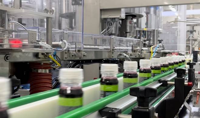 풀무원녹즙의 대부분은 충북 증평 도안 공장에서 생산된다. 녹즙 제조는 재료 선별에서 출고까지 총 17단계의 공정을 거친다. /신화=뉴시스/사진=풀무원녹즙