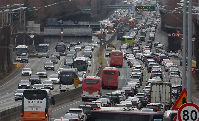 연휴 마지막 날인 6일 전국 고속도로가 평소보다 혼잡할 것으로 예축된다. 사진은 경부고속도로 잠원 나들목 인근 모습. /사진=뉴시스