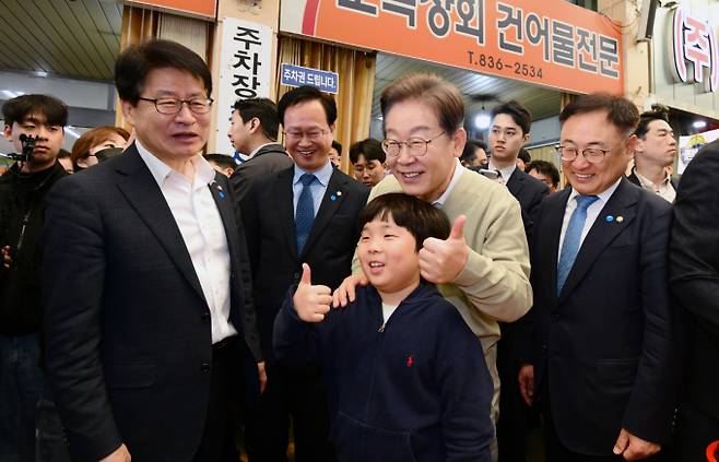 이재명 더불어민주당 대선 후보가 자신의 공직선거법 위반 사건을 유죄 취지로 파기환송한 대법원 판결을 "사법 살인"이라는 표현까지 동원해 비판했다. 사진은 민심을 청취하는 '경청 투어'에 나선 이재명 더불어민주당 대선후보가 6일 충북 증평군 장뜰시장에서 한 어린이와 만난 모습. /사진=공동취재단(뉴시스)