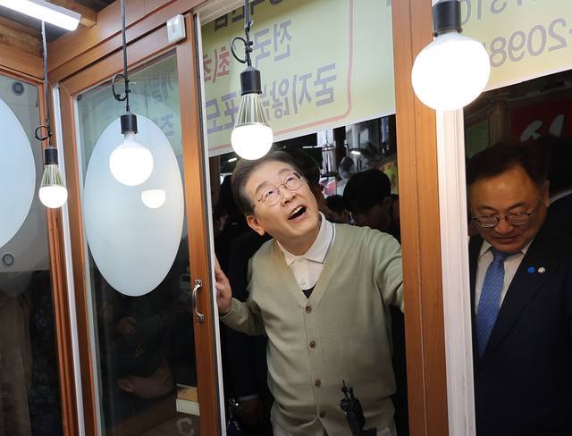 이재명 더불어민주당 대선 후보가 ‘골목골목 경청투어:국토종주편’에 나선 6일 충북 영동군 영동전통시장을 찾아 한 떡집 내부를 둘러보고 있다. 연합뉴스