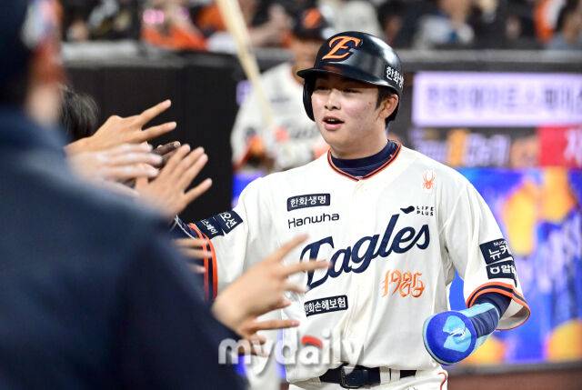 2025년 4월 11일 오후 대전 한화생명 볼파크에서 진행된 '2025 신한 SOL뱅크 KBO 리그' 키움 히어로즈와 한화 이글스의 경기.화 2루 주자 문현빈이 5회말 1사 2루서 노시환의 1타점 적시타 때 홈을 밟고 기뻐하고 있다./마이데일리