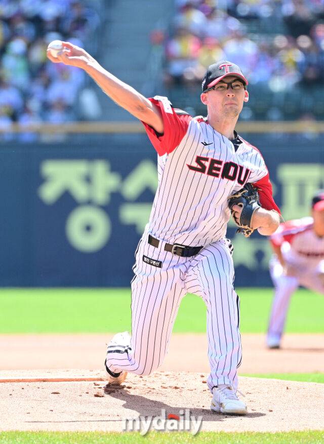 4일 오후 서울 잠실구장에 진행된 '2025 신한 SOL뱅크 KBO 리그' SSG-LG의 경기. LG 선발 코엔 윈이 박동원 포수와 사인을 맞추고 있다./마이데일리