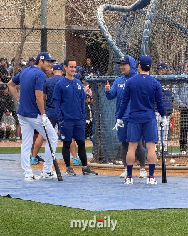 LA 다저스 김혜성과 대화를 나누고 있는 오타니 쇼헤이./글렌데일(미국 애리조나주) = 박승환 기자