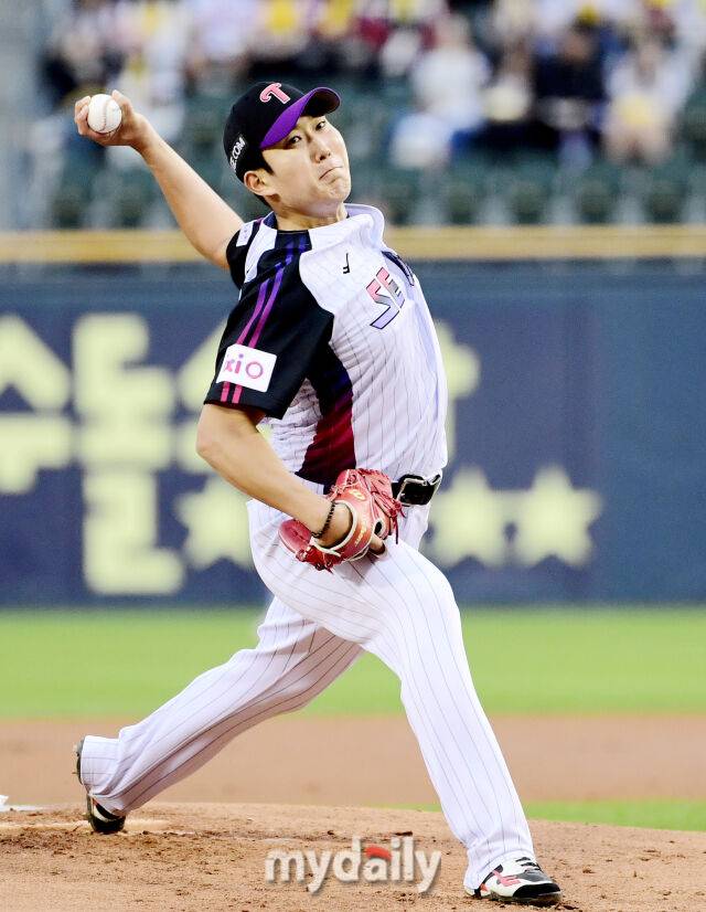2일 오후 서울 잠실야구장에서 진행된 '2025 프로야구 KBO리그' LG트윈스와 SSG랜더스의 경기. LG 손주영이 선발등판해 역투하고 있다./마이데일리