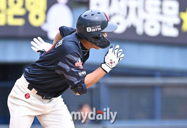 27일 오후 서울 잠실야구장에서 진행된 '2025 프로야구 KBO리그' 두산 베어스와 롯데 자이언츠의 경기. 롯데 황성빈이 5회초 1사 3루서 1타점 땅볼을 친 뒤 전력질주 하고 있다./마이데일리