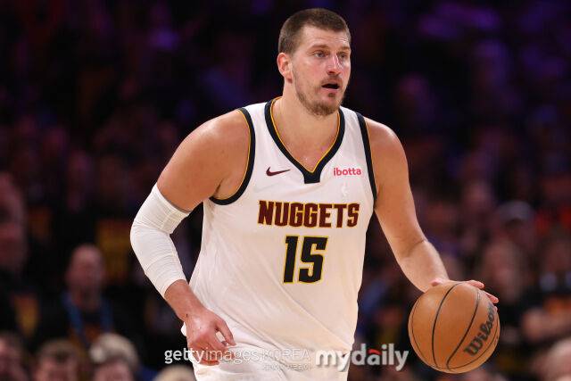 요키치가 6일 오클라호마시티와 경기에서 드리블 하고 있다. /게티이미코리아