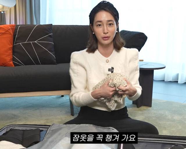 이민정이 여행 갈 때마다 챙기는 애정 물건에 대해 설명하고 있다. / 유튜브 '이민정 MJ' 캡처